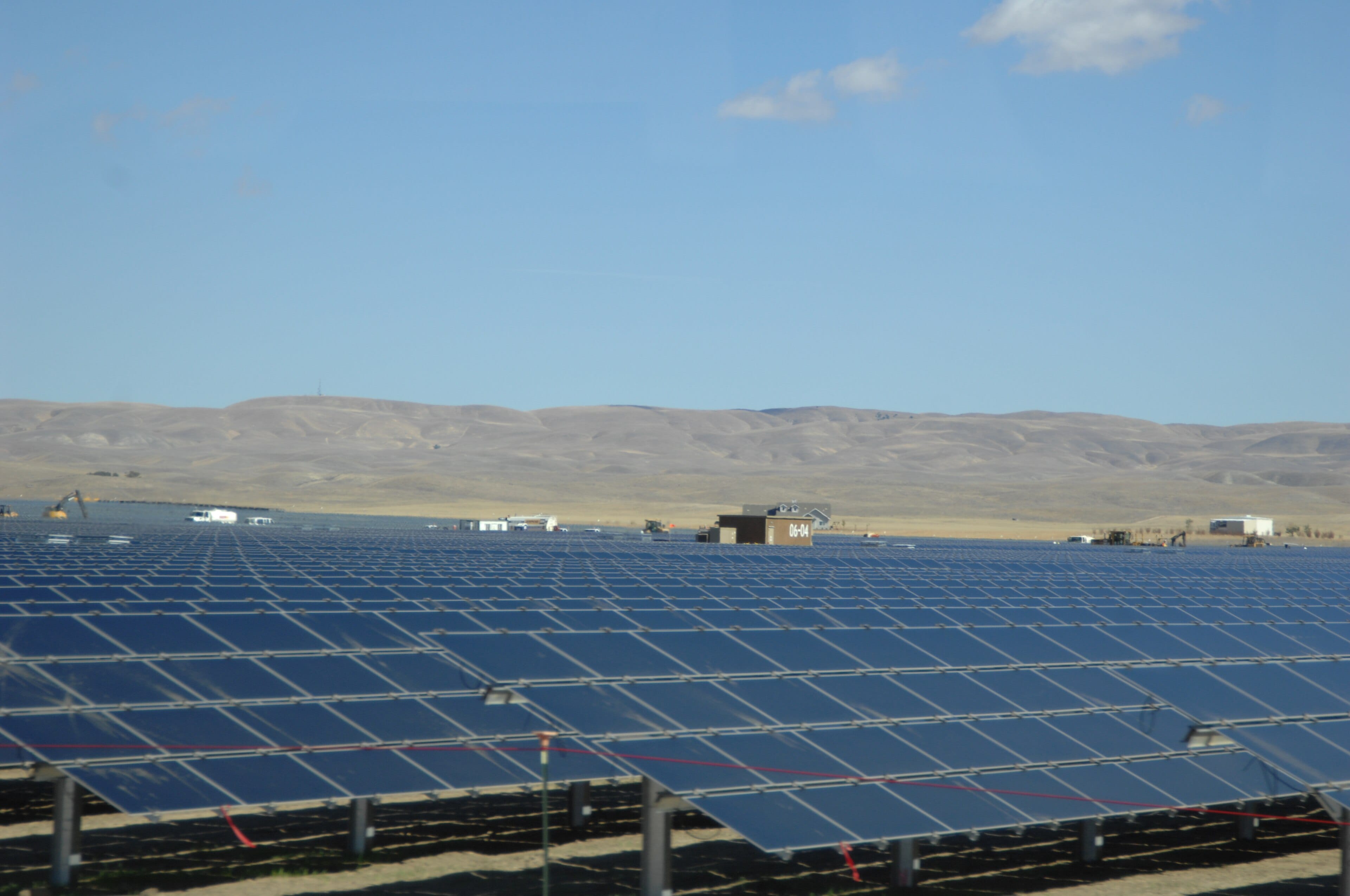 Vista aérea de uma usina solar centralizada de grande porte