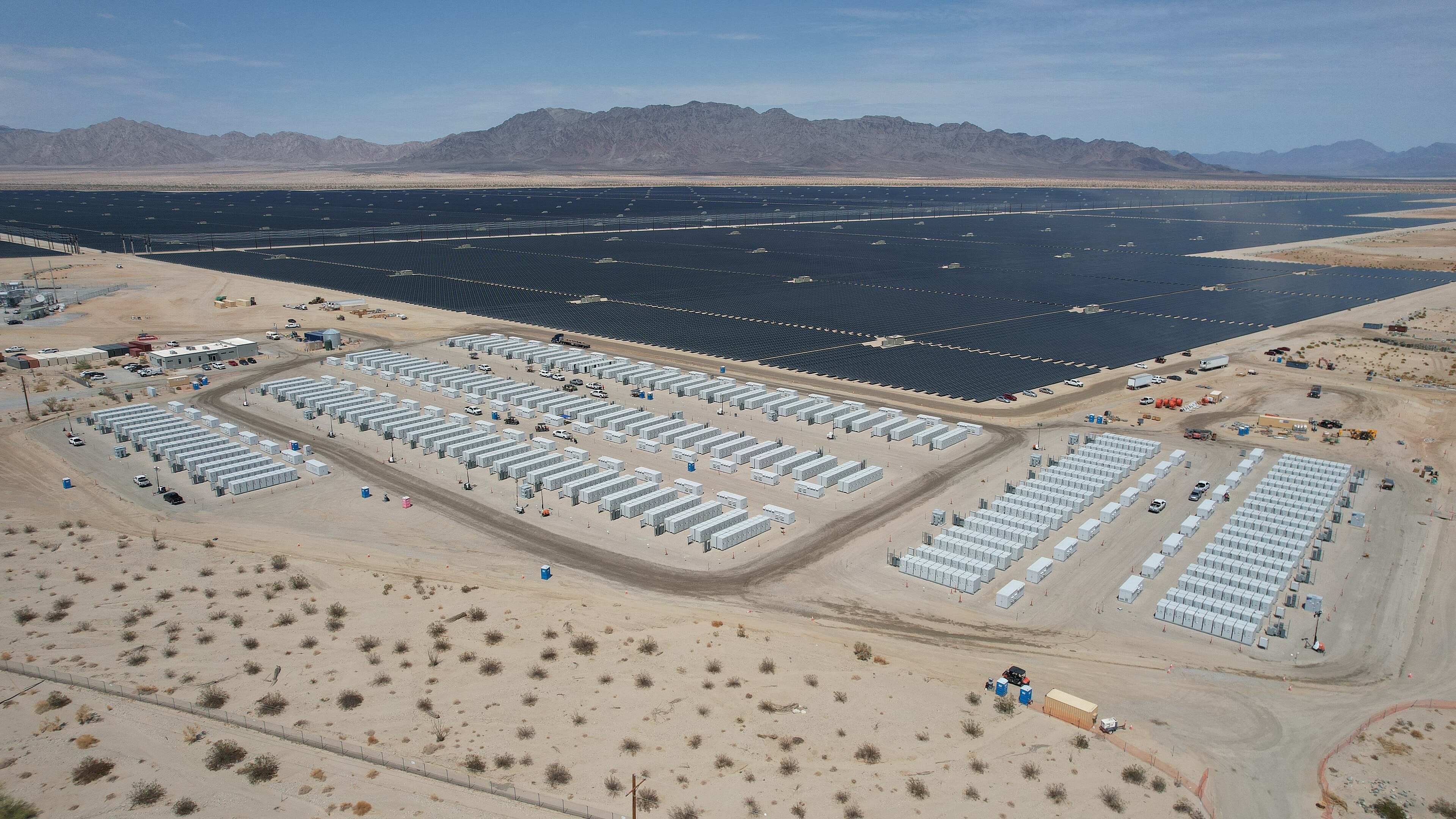 Usina solar centralizada de grande porte, vista aérea