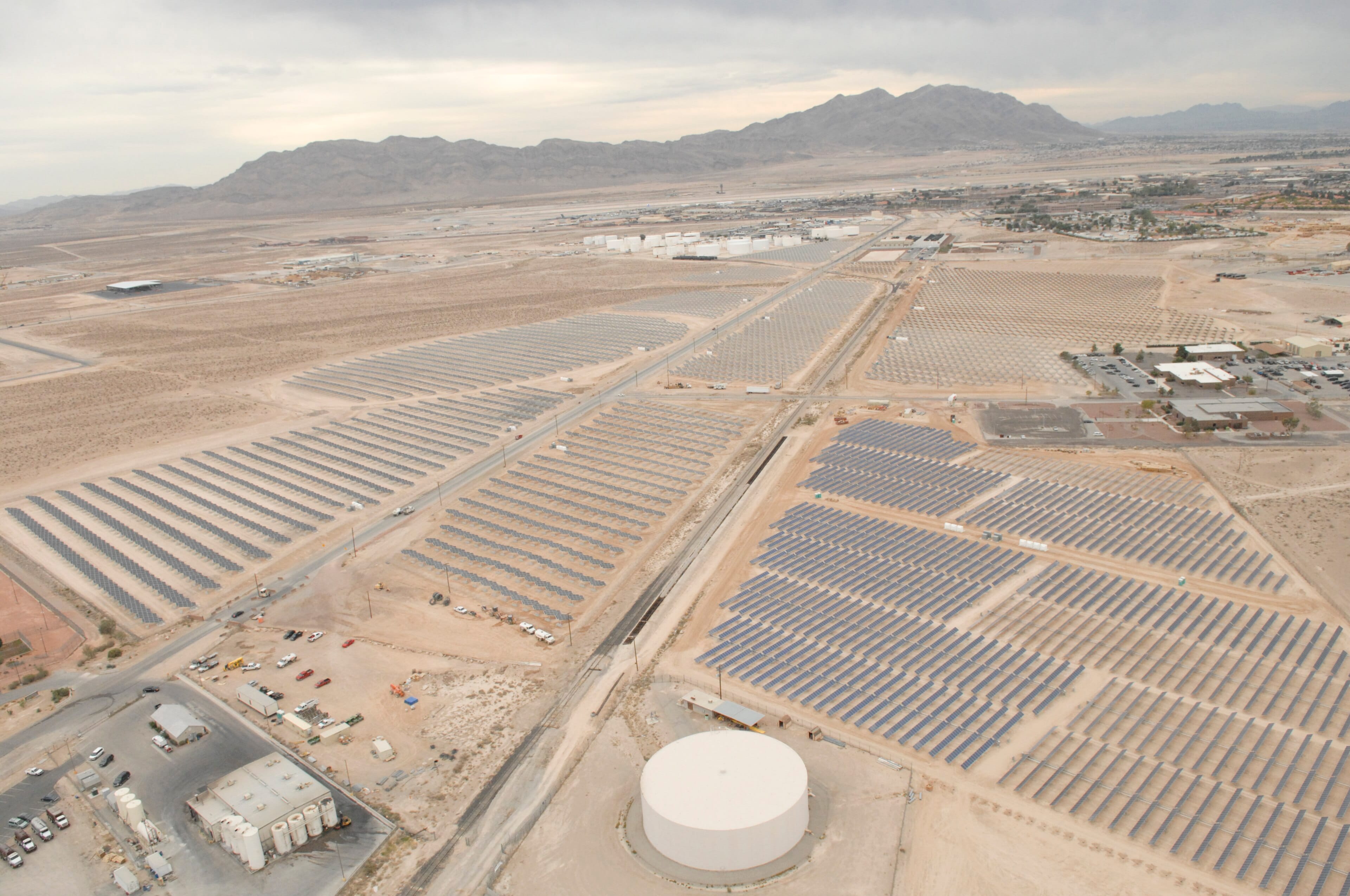 Campo de milhares de módulos fotovoltaicos, vista aérea