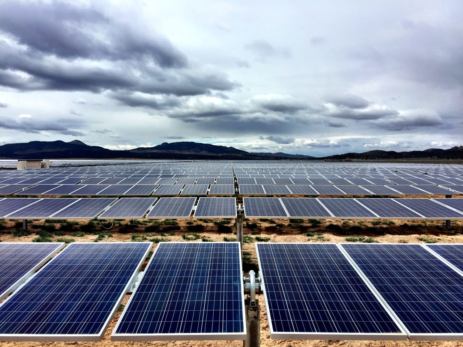 Usina solar centralizada com módulos até o horizonte
